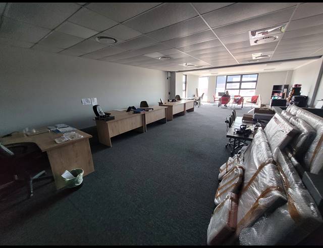 494M² WAREHOUSE TO LET IN STIKLAND INDUSTRIAL